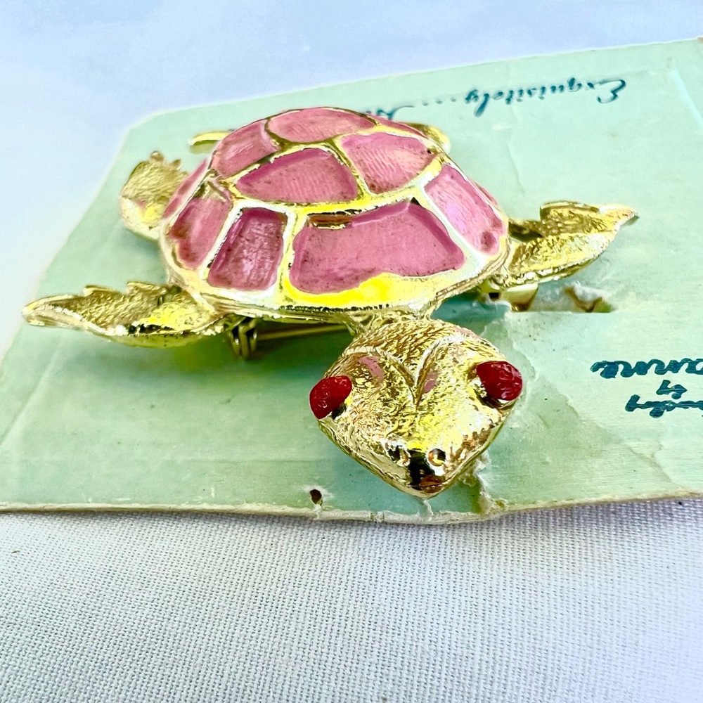 Retro 60s Turtle Brooch in Pink and Gold - Picture 2 of 3